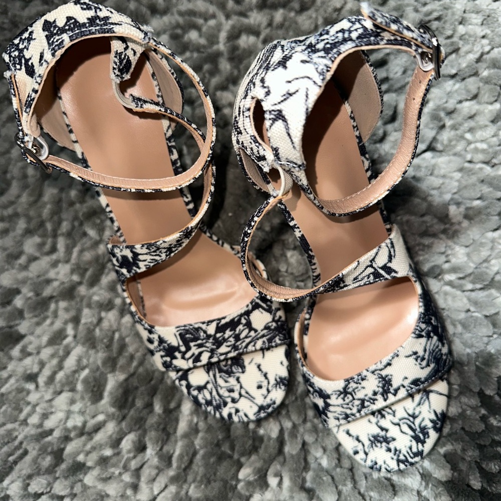 Black & White Floral Print Ankle Strap Heels – Size 38 – New